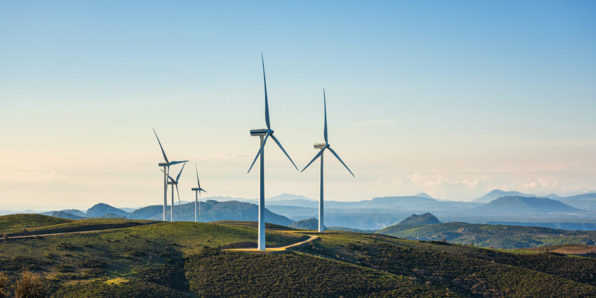 Windturbinen in einer Berglandschaft.