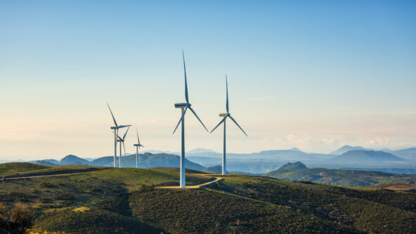 Windturbinen in einer Berglandschaft.