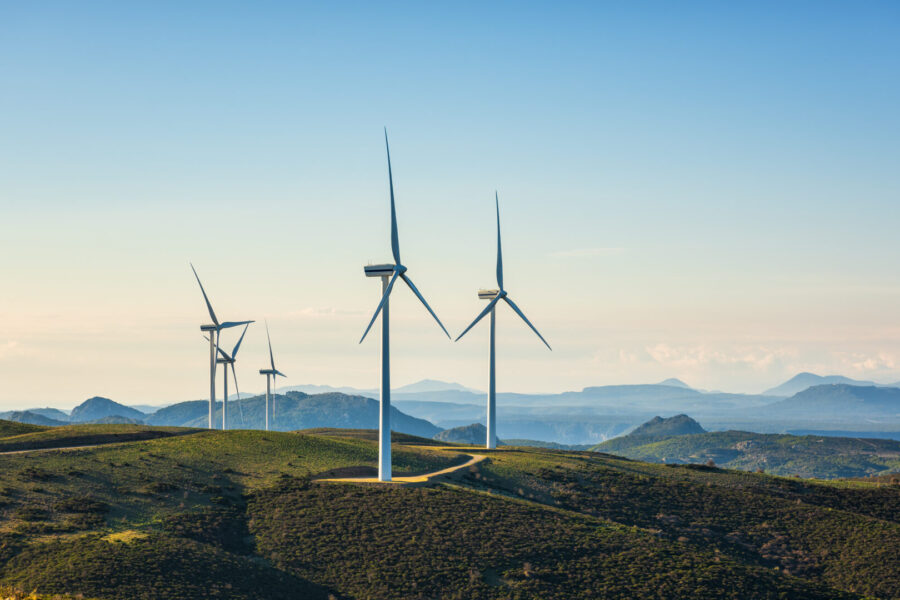 Windturbinen in einer Berglandschaft.