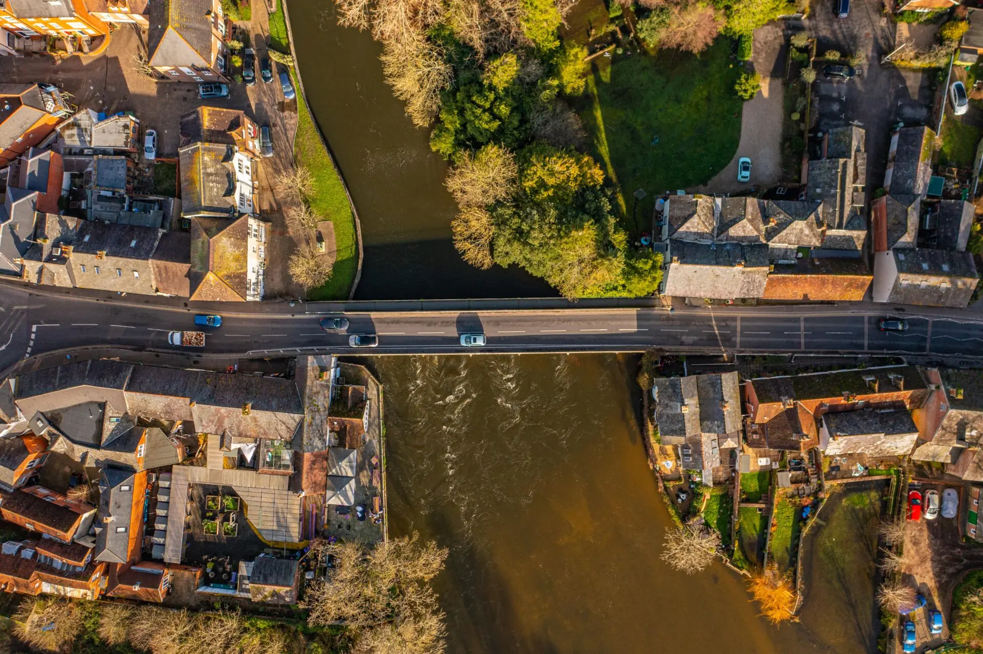 Luftaufnahme der mittelalterlichen Straßenbrücke in Fordingbridge, Hampshire, Großbritannien, die den Fluss Avon überspannt.