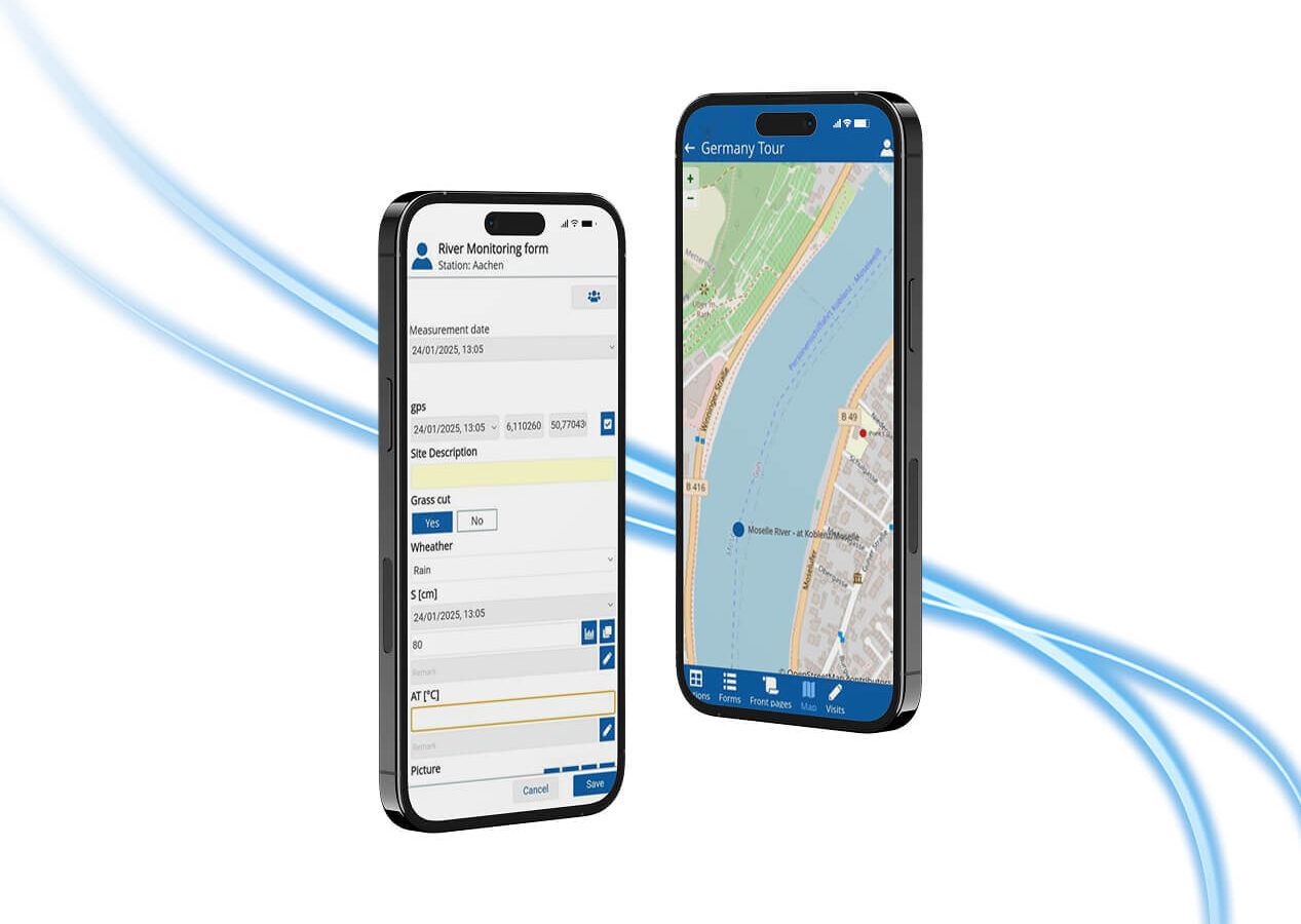 Zwei Smartphones zeigen Apps: Auf einem ist ein Flussüberwachungsformular mit Datenfeldern zu sehen, auf dem anderen eine Karte eines Flussgebiets mit der Aufschrift „Deutschlandtour“. Blaue Wellengrafiken fließen hinter den Smartphones auf weißem Hintergrund.