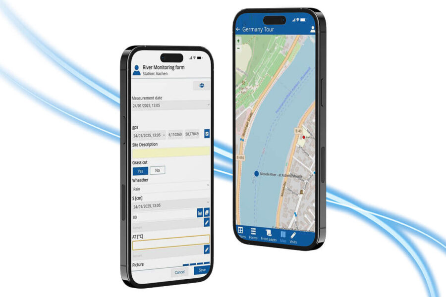 Zwei Smartphones zeigen Apps: Auf einem ist ein Flussüberwachungsformular mit Datenfeldern zu sehen, auf dem anderen eine Karte eines Flussgebiets mit der Aufschrift „Deutschlandtour“. Blaue Wellengrafiken fließen hinter den Smartphones auf weißem Hintergrund.