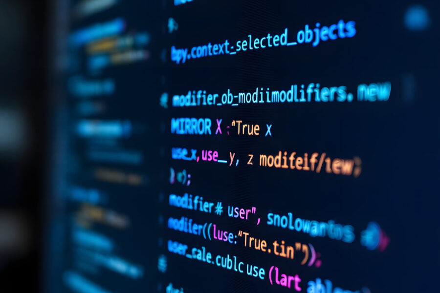 Nahaufnahme eines Computerbildschirms mit bunten Zeilen von Programmiercode, einschließlich Variablen, Funktionen und Syntax, die in Blau, Orange, Lila und Weiß auf einem dunklen Hintergrund hervorgehoben sind.