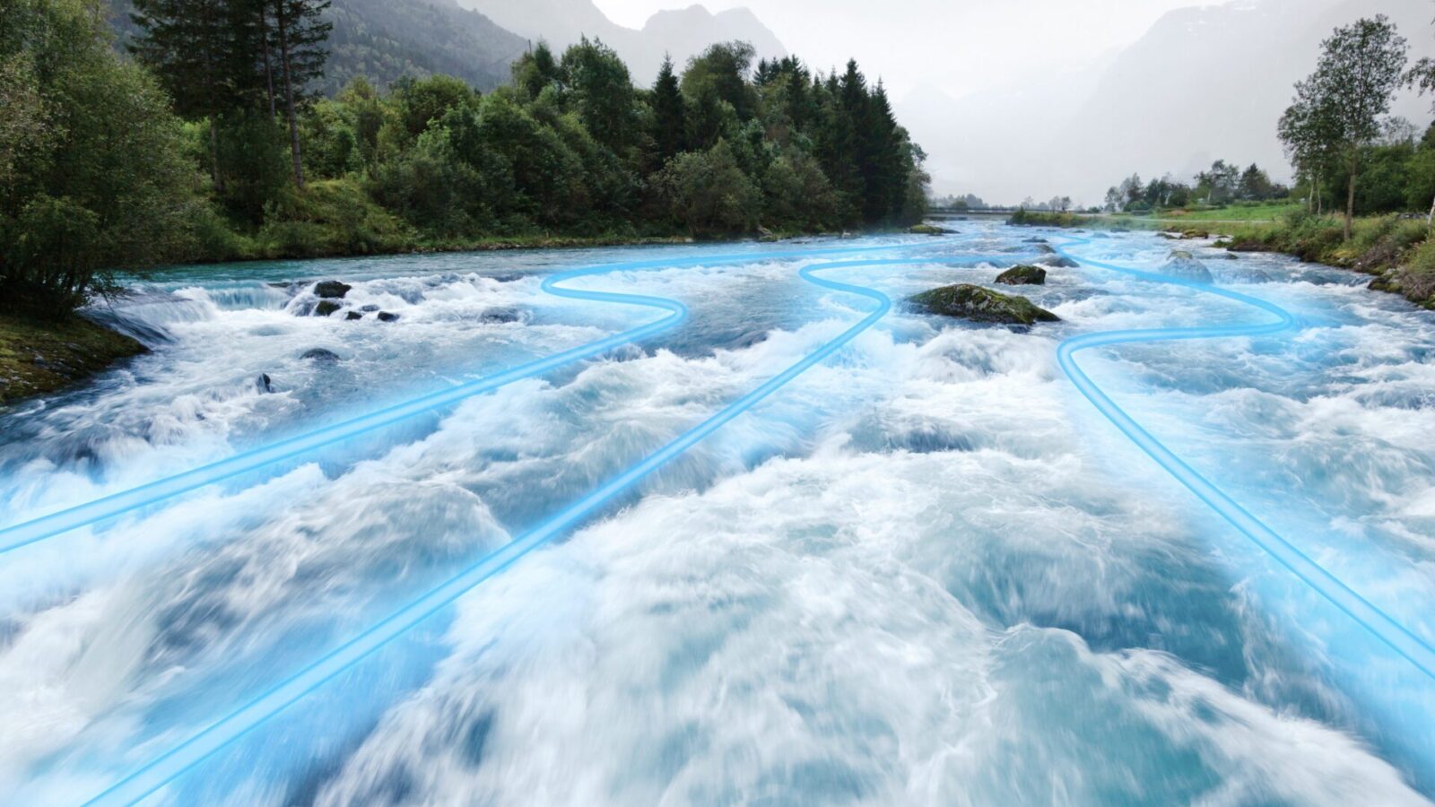 Ein schnell fließender Fluss, umgeben von Bäumen und Bergen, mit blauen geschwungenen Linien, die digital überlagert werden, um den Fluss und die Richtung des Wassers anzuzeigen.