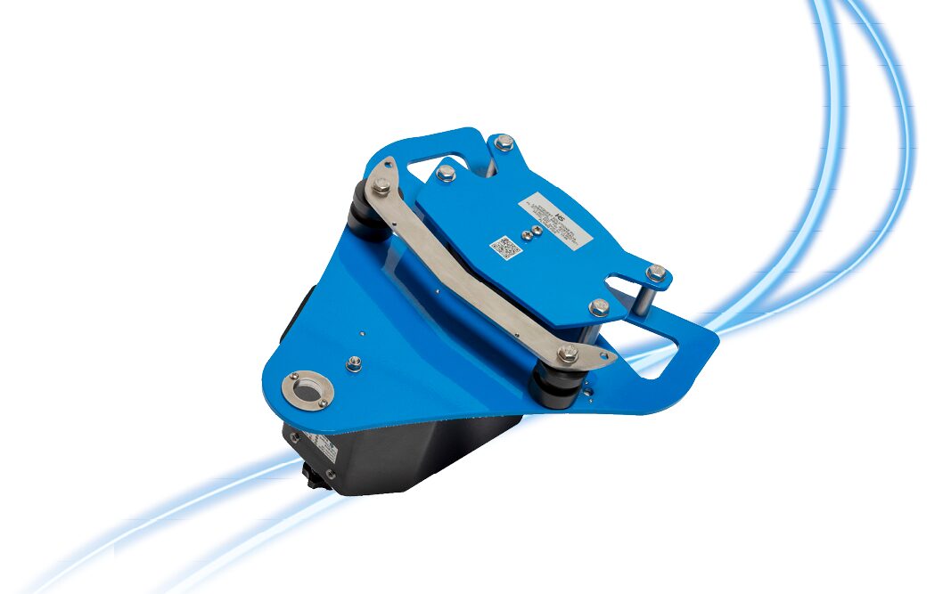 Ein blaues Gerät mit metallischen und schwarzen Elementen steht vor einem weißen Hintergrund mit hellblauen geschwungenen Linien.