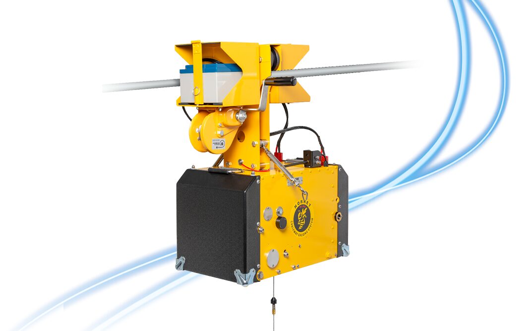 Ein gelb-schwarzes technisches Gerät ist an einem Metalldraht befestigt und schwebt vor einem weißen Hintergrund mit hellblauen geschwungenen Linien.