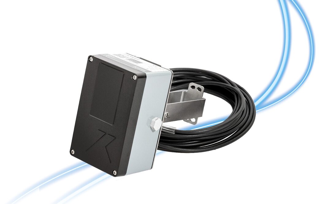 Ein rechteckiges schwarz-graues elektronisches Gerät mit Metallhalterung und langem schwarzen Kabel vor blauen geschwungenen Linien.