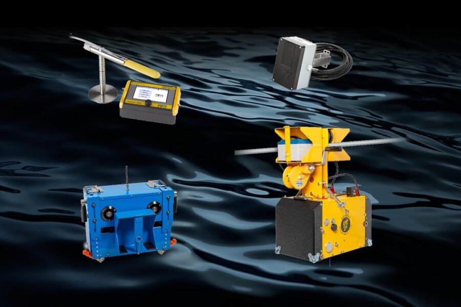 Fünf verschiedene Wasserüberwachungsgeräte werden auf einem dunklen Wasserhintergrund dargestellt. Die Geräte variieren in Größe, Farbe und Design.