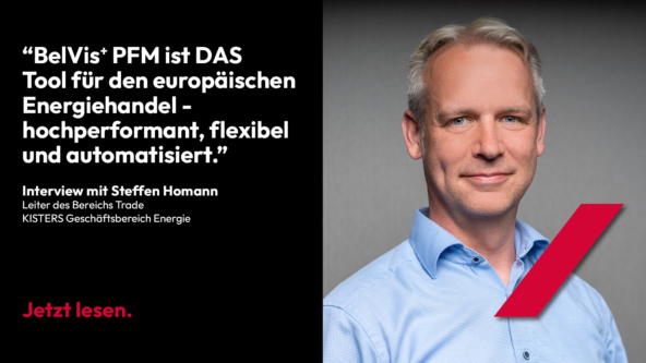 Ein Mann mit kurzen grauen Haaren und einem hellblauen Hemd steht vor einem dunklen Hintergrund. Neben ihm steht ein Zitat über BelVis PFM als flexibles, leistungsfähiges Werkzeug für den europäischen Energiehandel, zusammen mit einer Einladung zum Interview.
