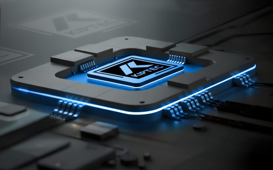 Nahaufnahme eines leuchtenden Mikrochips auf einer dunklen Leiterplatte, mit beleuchteten blauen Linien. Das Bild hat eine futuristische und High-Tech-Atmosphäre.